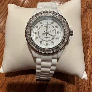 Ladies watch with Swarovski crystal bezel and number markers